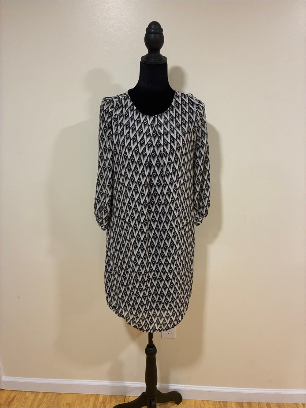 Black & White Geometric Shift Top - Classic Women's Blouse